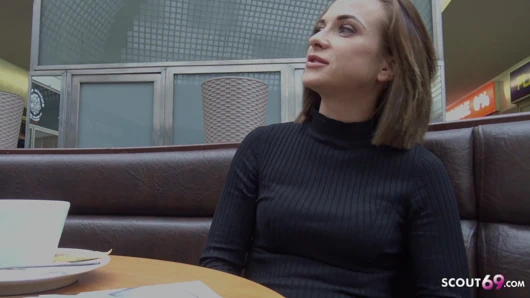 Alman izci - fitness kız sokak dökümde baştan sikiş