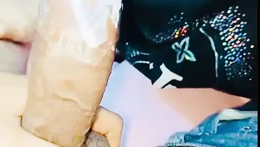 Genç kız dondurmayla yarak emiyor