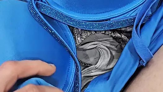 Üvey kız kardeş şorta ve sütyene boşal, çamaşır sepetinde buldum