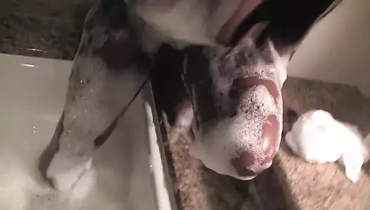 Büyük götlü zenci bebek banyoda ıslak amını oynaştırıyor