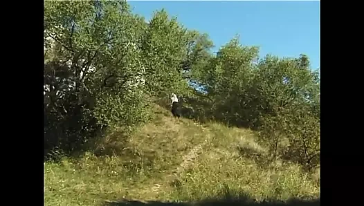 Kocasını aldatan azgın evli kadınla açık havada azgın sikiş