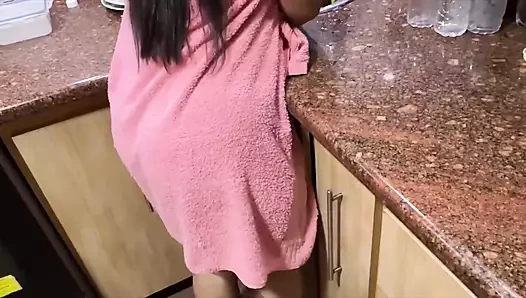 Ateşli kayınvalide evde damadıyla yalnız kalıyor. Ne büyük bir göt!