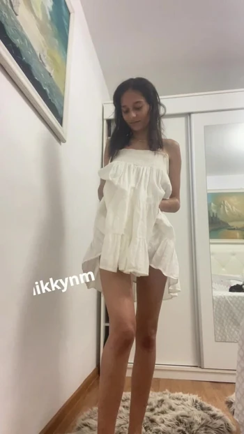 Возбужденная юная сучка раздевается, показывая свои сиськи и задницу перед камерой для своих поклонников с юбкой соблазняет (слитый в сеть)