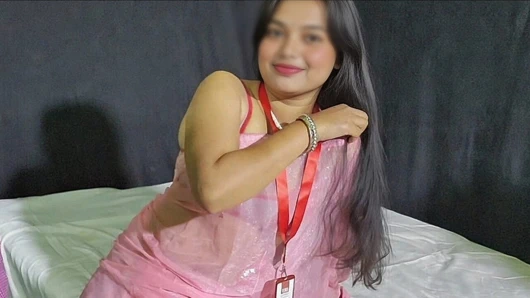 Hintli sevimli ofis resepsiyonisti iş arkadaşı personeliyle edepsizce konuşuyor