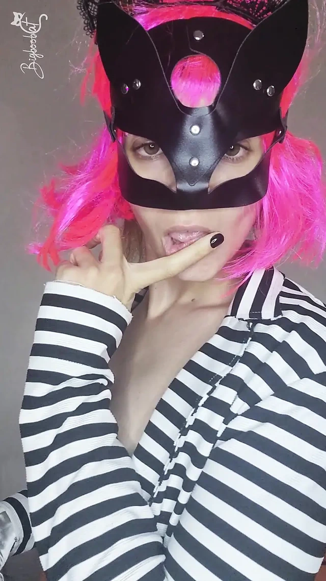 Büyük göğüslerim sertleşiyor, heyecan için yavru kedi maskemi giyiyorum