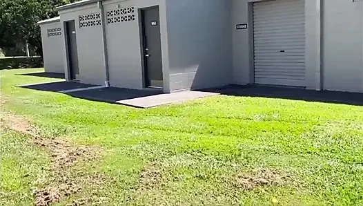 Umumi tuvalette rastgele bir yabancıyla sikişiyor