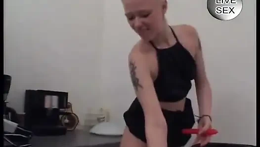 Alman genç sürtük mutfakta sikişiyor