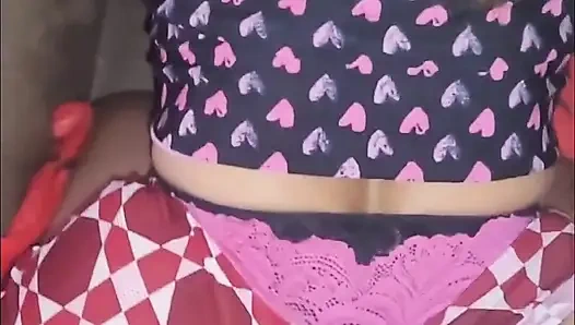 Esmer kadın götünü sikiyor ve götüne süt alıyor