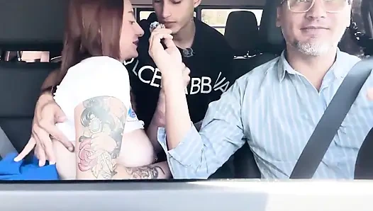 Khloe juan bustos yolunda amını ateşli dölle doldurana kadar erkeğinin yarağına biniyor