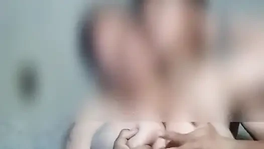 Üvey anne ateşli ve seksi meme uçları ile oynuyor
