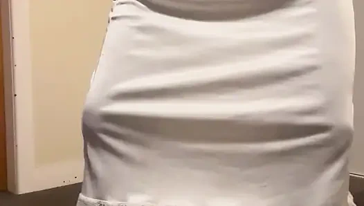 Beyaz bir büyük memeliye kadar seksi striptiz