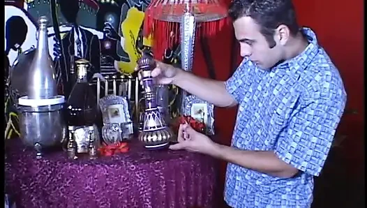 Meraklı adam antques emporium'da büyülü lamba buldu ve charmane kadın cinini çağırıyor
