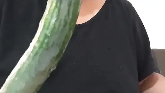 Üvey anne salatalık ile oynuyor