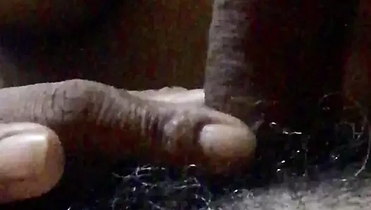 Kocası uzakta, gizlice h yanındaki horoz emiyor