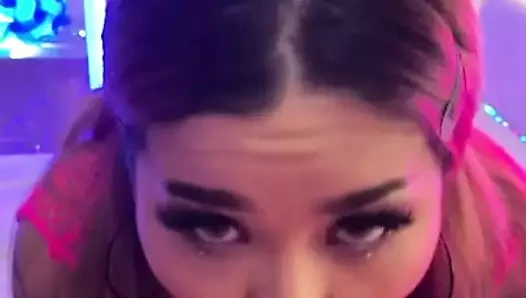 Büyük memeli Alva Jay sette sikiliyor ve yarak yutuyor