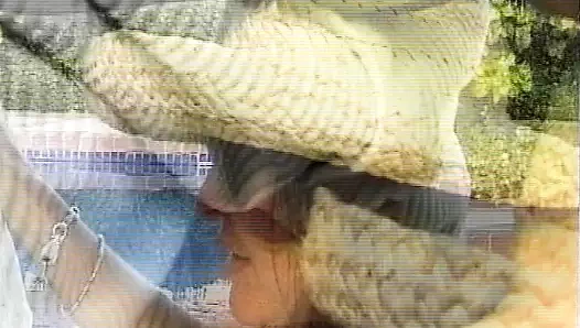 Ateşli Alman orta yaşlı seksi kadın arka bahçede sert bir yarağa biniyor