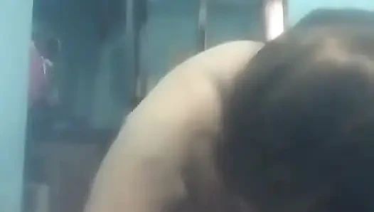 Önden bakan kovboy kız: her saksoda zevk