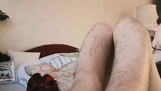 Gerçek doğal kıllı kadın bacaklarını gösteriyor
