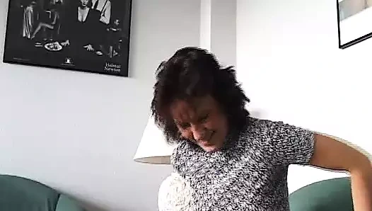 Ev kadınları soyunurlar ve kıllı deliklerini yalarlar ve amcıklarına kalın dildolar koyarlar