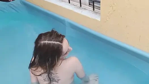 Havuzda sikişmeyi seviyorum