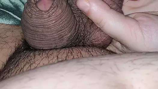 Üvey anne üvey oğlunun taşaklarını eline alıyor ve sert sıkıyor