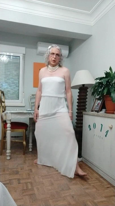 Carla bir hetaira gibi dans ediyor