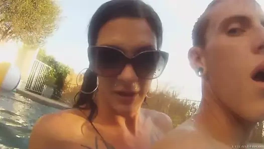 Güzel morgan şatonun dış avlusu tops ona havuz çocuğu