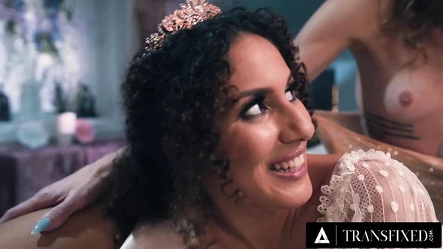 Transfixed - vahşi bekar kadın yenilenen Zariah Aura ve Gray Perrier ile ateşli üçlü sekse dönüşüyor