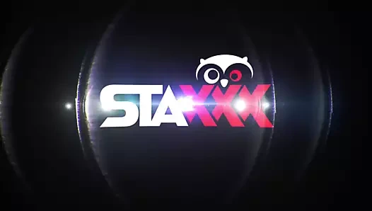 Seksi Japon sürtük alır bakım arasında üç musluklar