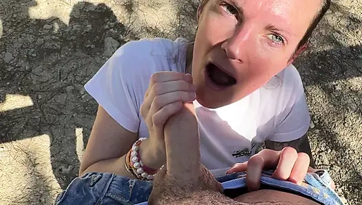 Herkesin önünde bir yürüyüşçüyü emiyorum