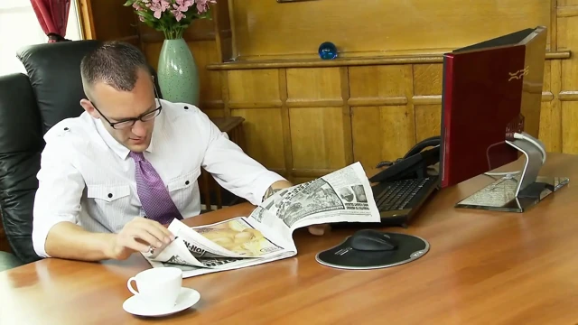 Büyük memeli sarışın patronunu ofisinde cezalandırıyor