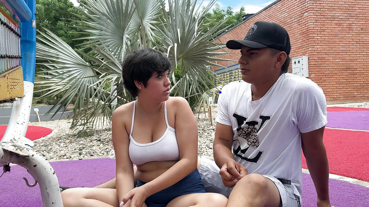 Seksi latin üvey kız kardeşim ona xylophone oynamayı öğretmemi istiyor ama sonunda büyük yarağımı nasıl emmeyi öğreniyor