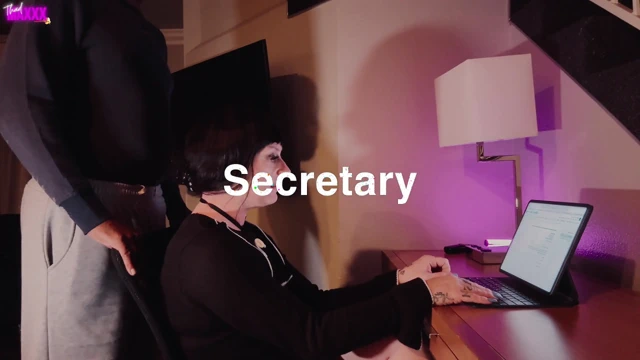 Kadın kılıklı sekreter büyük zenci patronunu zenciyle sikişmesi için baştan çıkarıyor