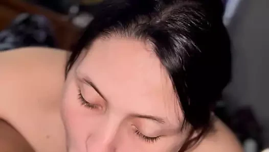 Koca yokken kocasını aldatan ateşli evli kadın koca koca tarafından gırtlağına kadar sikiliyor