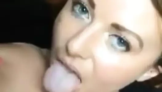 Büyük memeli orta yaşlı seksi kadın döl yutuyor