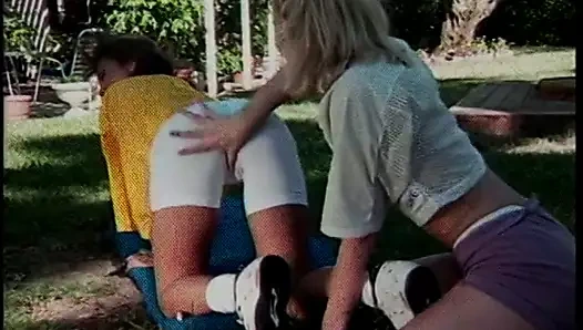 Asya sürtük ve ona lezbiyen arkadaş sikme ile bir yapay penis dışarı üzerinde the çimen