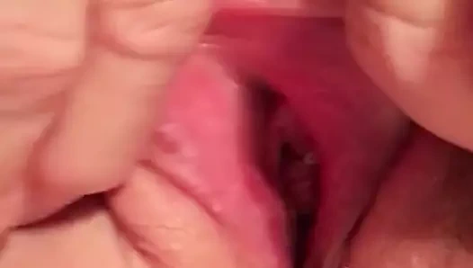 Onun kanatlarını çekiştirmek