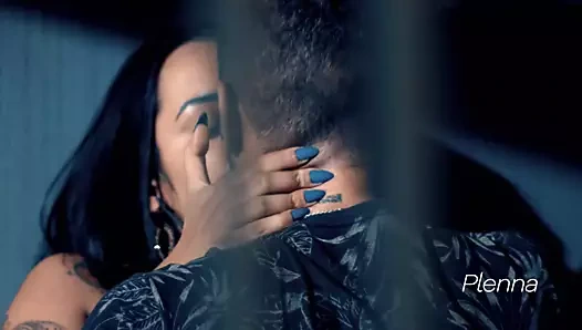 Utandı ve yalnız eğlenmeye karar verdi