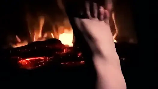 Sana güzel bir ateşli ayakla mastürbasyon yapmak için ayaklarımı ısıtıyor