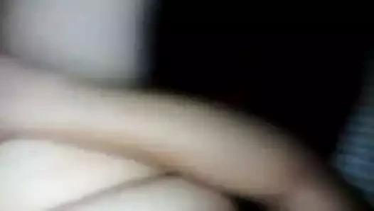 Se masturba mientras dice que es mi puta