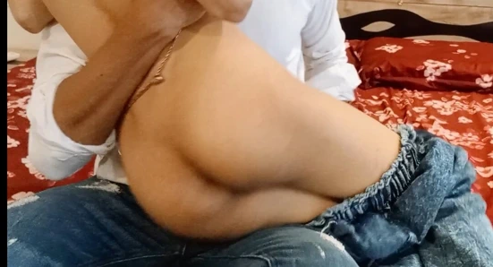 Soğukta soğuk, evli kadın ateşli amcık aldı ve amından su çıkmaya başladı.