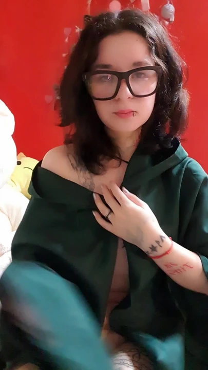 Sert meme uçlarını yalamak ister misin? 👅