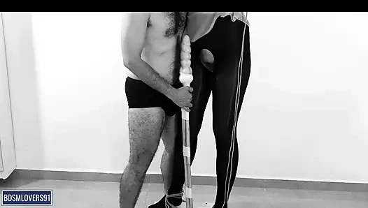 Siyah külotlu çoraplı bacakları sallayarak ayakta direk esareti ve kesintisiz orgazm