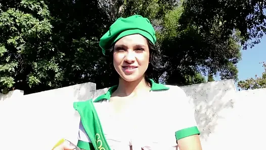 Seksi esmer Cadey Mercury sıkı amcığını gerdiriyor