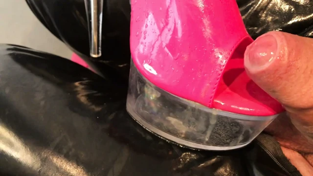 Pembe Yüksek Topuklu Terliklere İşeme ve Boşalma - Kullanıcı İsteği