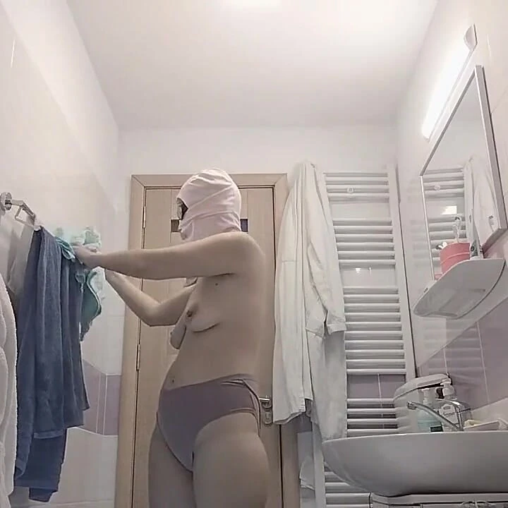 Orta yaşlı seksi kadın amını tıraş ediyor. Seksi esmer büyük göt, büyük memeler, kıllı amcık