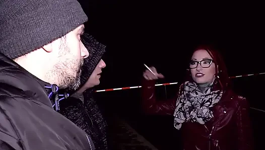 Seksi pirsingli kızıl saçlı piliç için üçlü seks