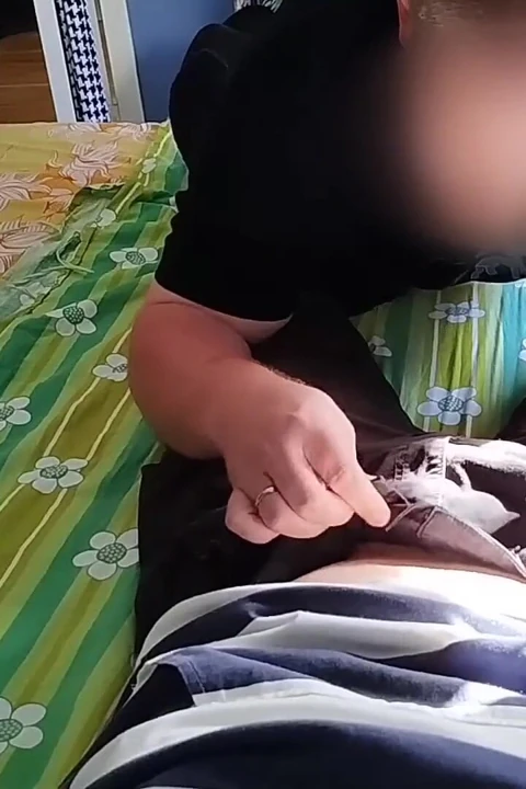 Üvey baba boi tam oral hizmet veriyor, bölüm 1 oral seks ve taşak yalama