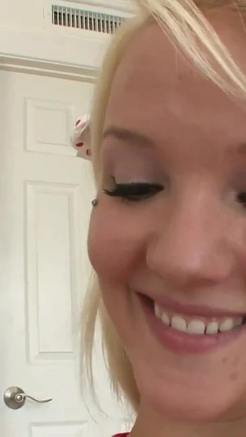 Сногсшибательный момент от "Блондинка-юная девушка получает камшот киски от своего бойфренда"