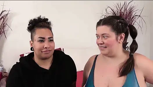 Çaresiz amatörler ateşli latin anne ve seksi üniversiteli kız eyere binerken eğleniyor ve sıkı amcıklarını sert siktiriyor